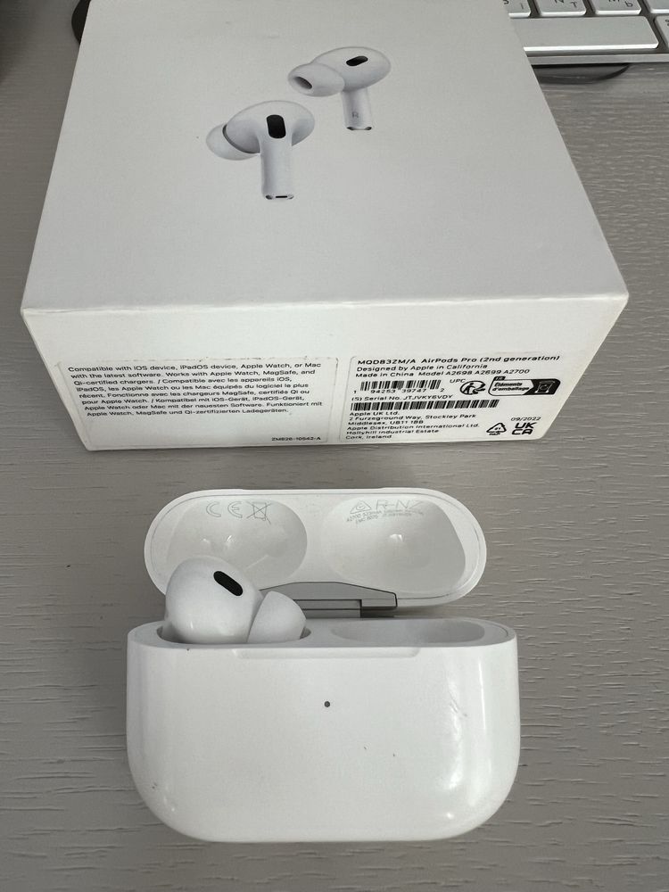 Оригінал Apple AirPods Pro 2 A2700 кейс Lightning