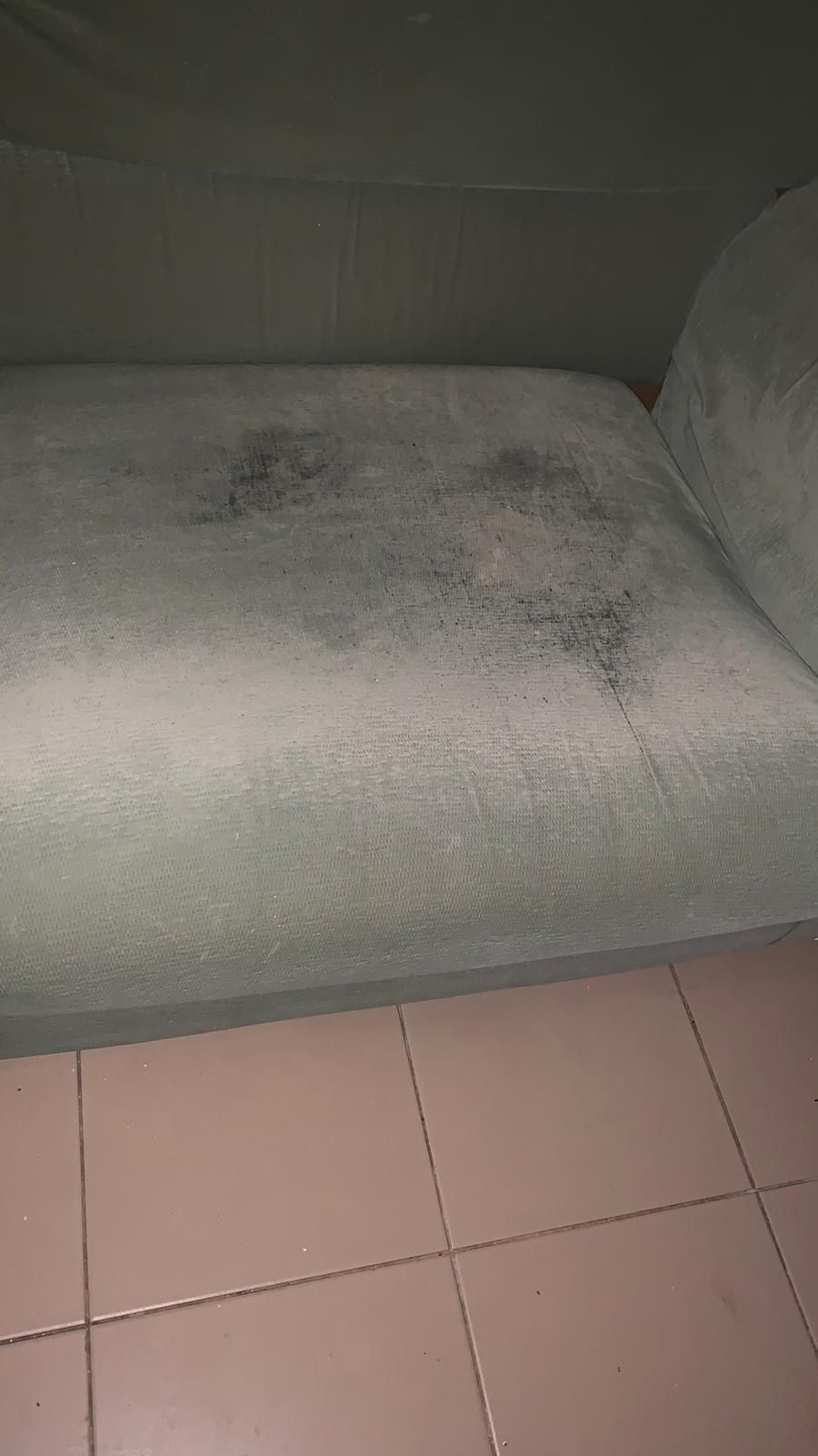 Sofa de sala de dois lugares.