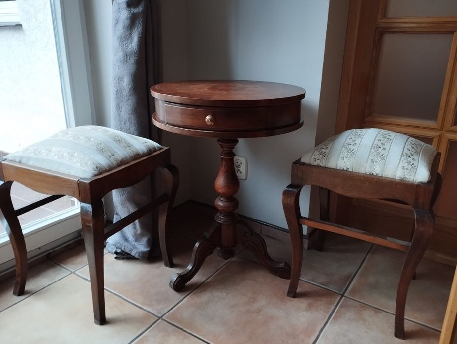 Zestaw lampek że stolikiem i taboretami retro