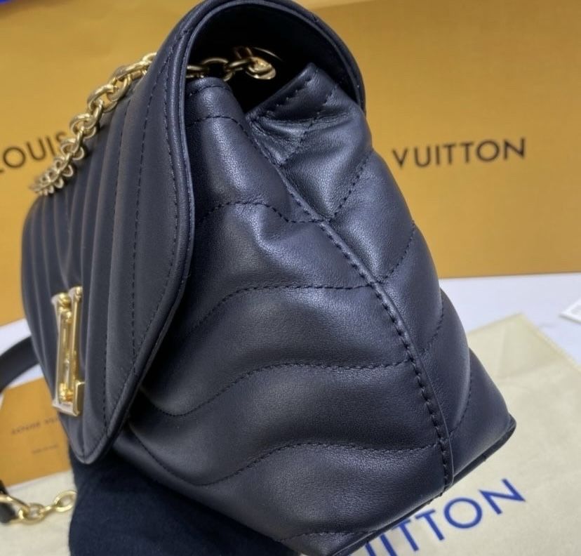 Czarna torebka firmy Louis Vuitton
