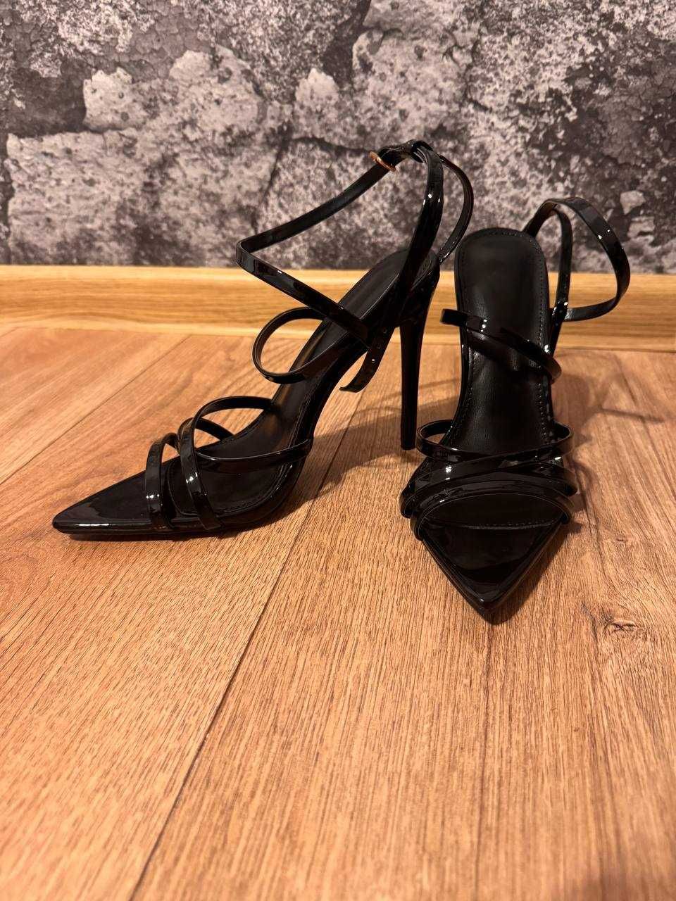 Sandały na obcasie typu stiletto