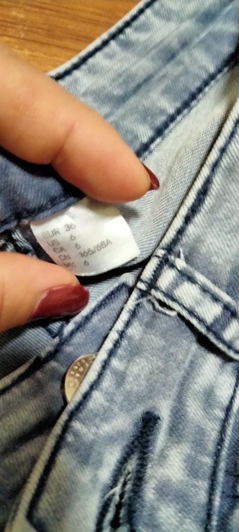 Продам джинси на бірці р.36 .