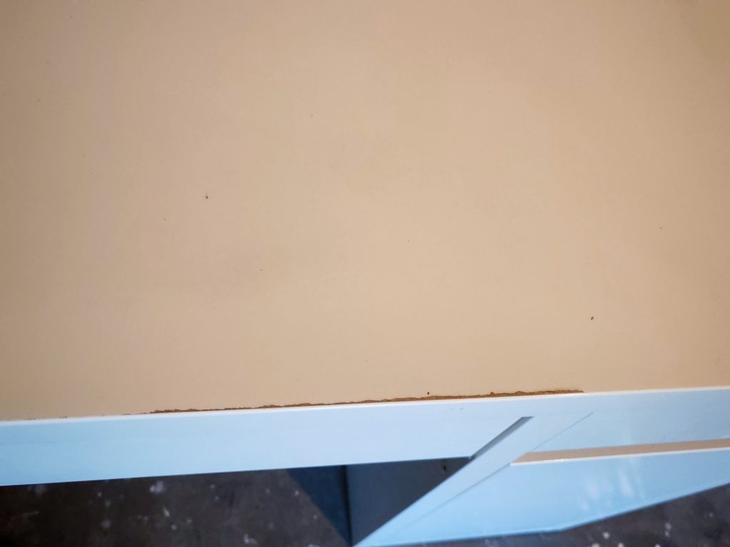 Biurko Ikea pod komputer