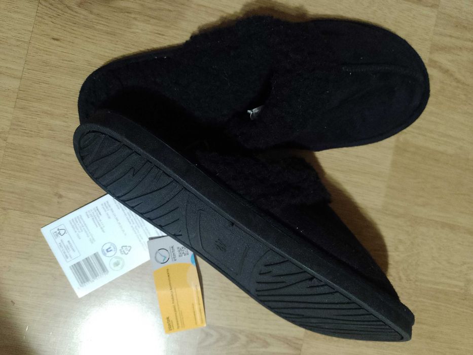 Czarne papcie, pantofle