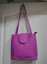 Жіноча сумочка трендового кольору.