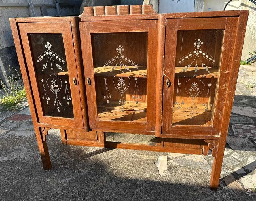 Móvel antigo com portas de vidro