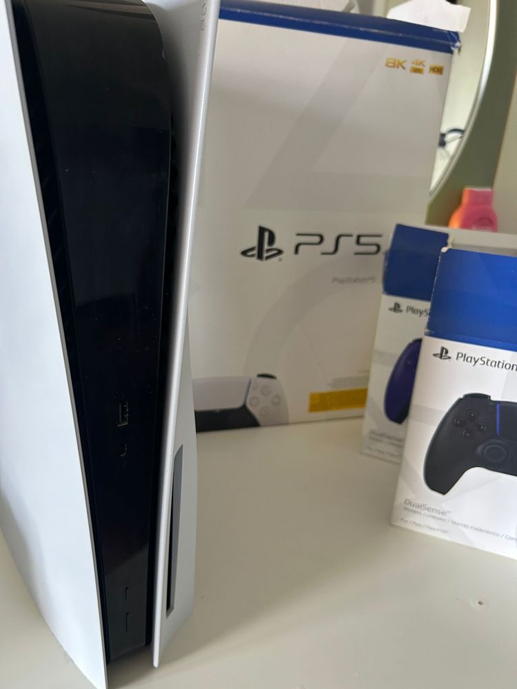 PlayStation 5 (com caixa original) + 2 comandos DualSense + 8 jogos