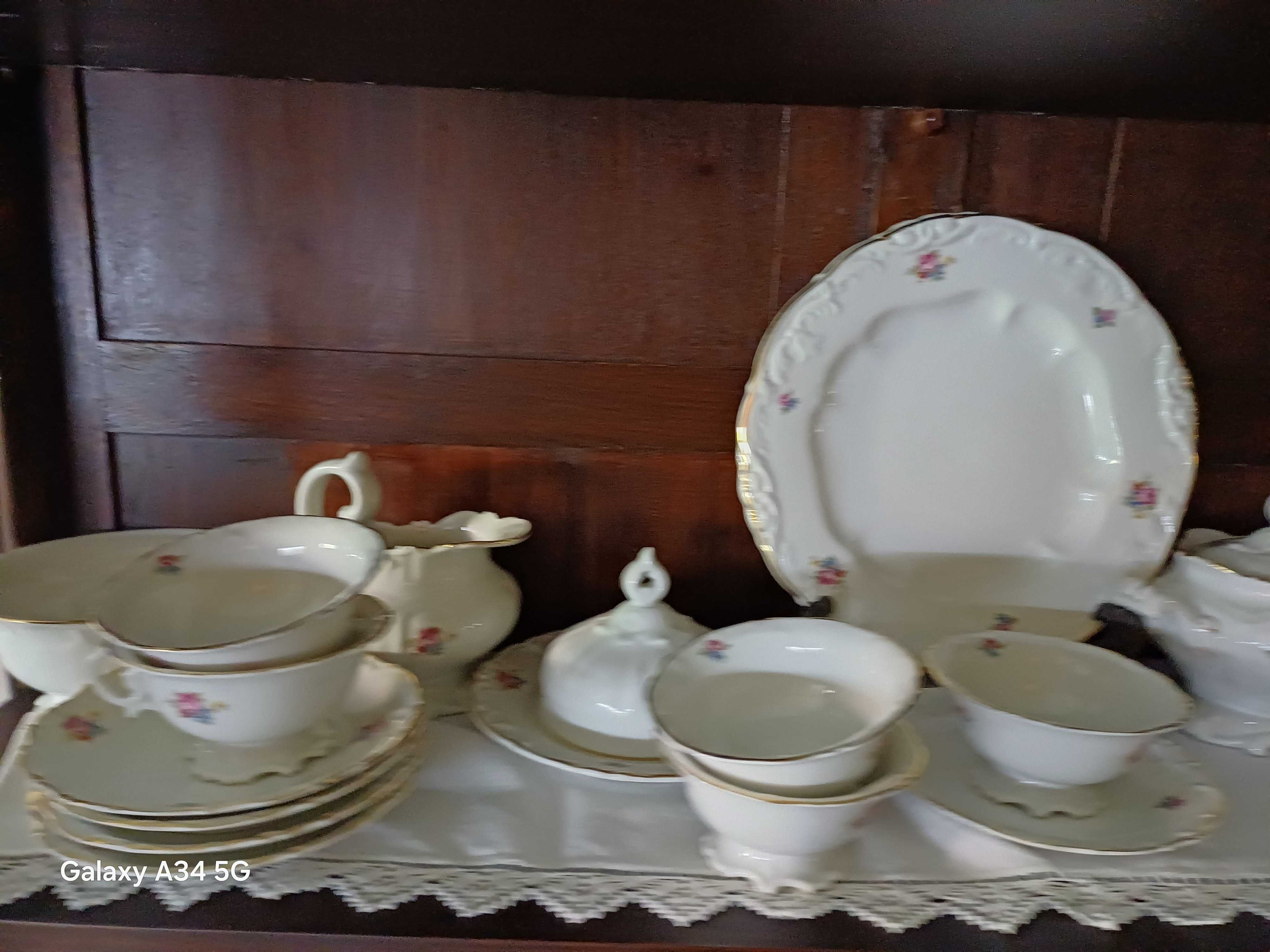 Serviço de Chá em porcelana da Vista Alegre verde mufla a carimbo.