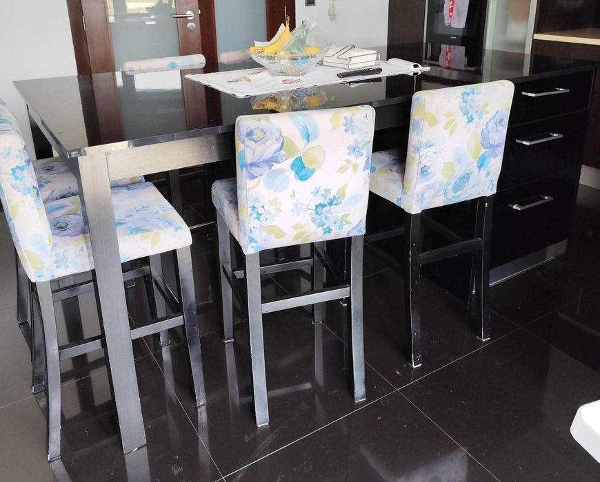 Mesa de cozinha e 6 bancos