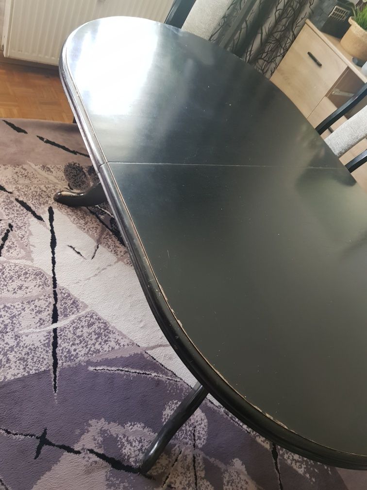 Duży drewniany stół rozkładany