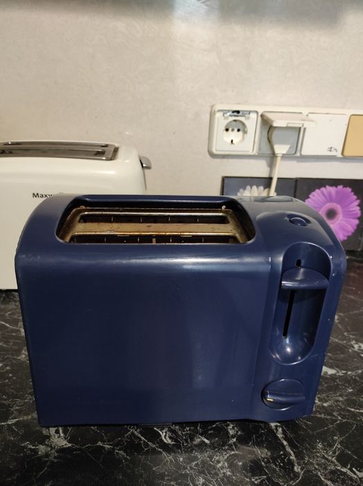 Тостерница, тостер для хлеба
Рабочая (видно на фото)
Но ручка не фикси