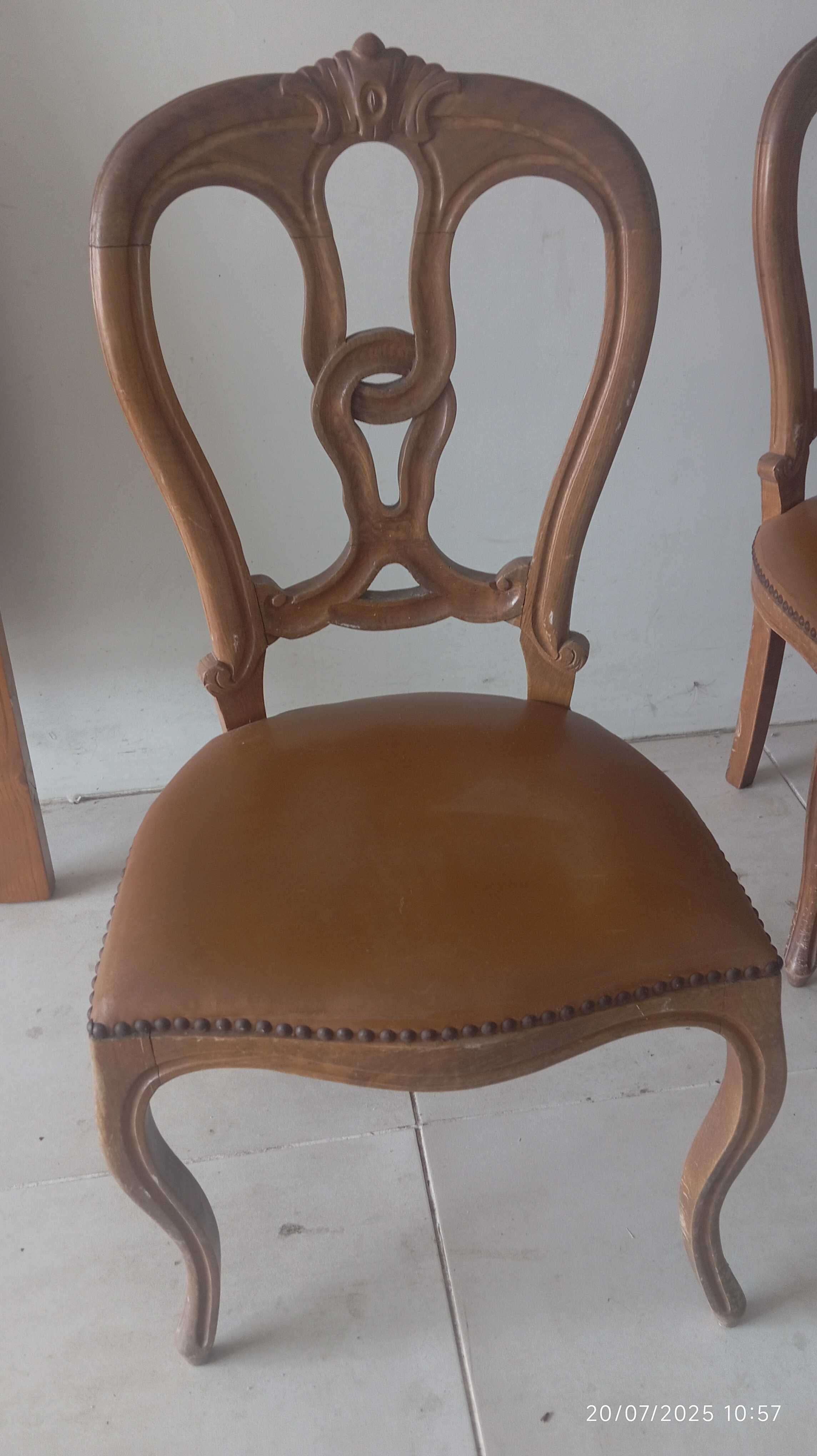 Mesa com  oito cadeiras em bom estado
