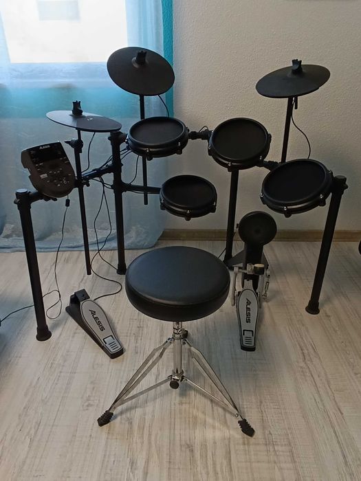 Bateria digital Alesis e Amplificador 2000 W Alesis