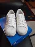 Vendo um par sapatilhas da adidas no 35