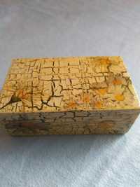 Drewniana szkatułka ze stokrotkami - dekupaż