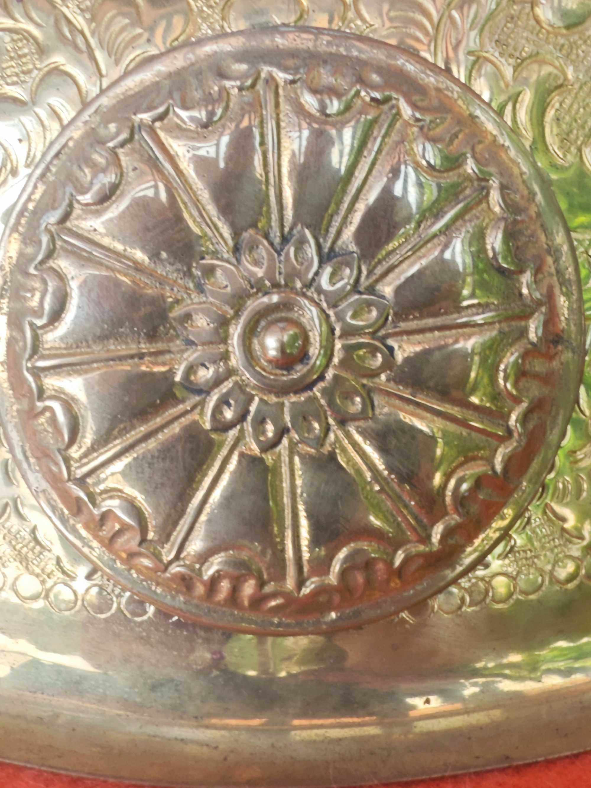 Dhal Talwar mosiezna tarcza z dwoma szablami Mughal recznie rzezbiona