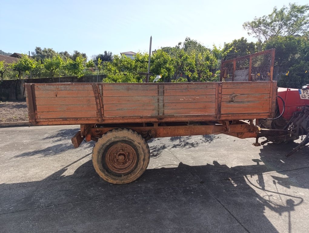 Vende-se reboque para trator agrícola