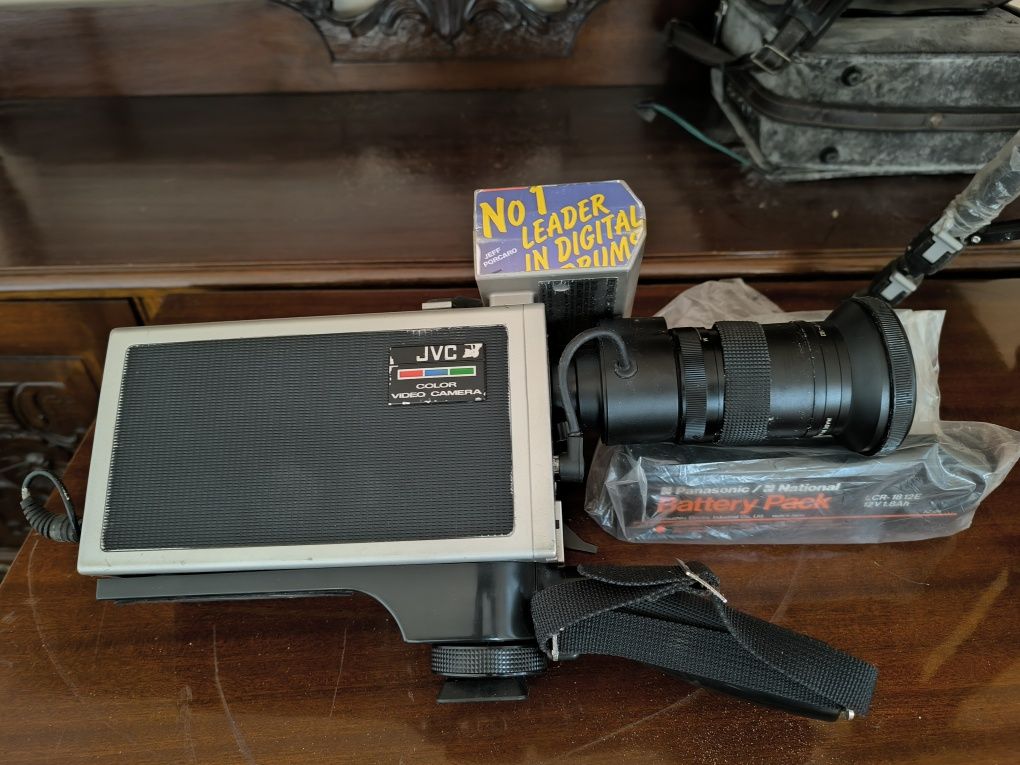 Câmera JVC, com tripé, bateria e bolsa de transporte
