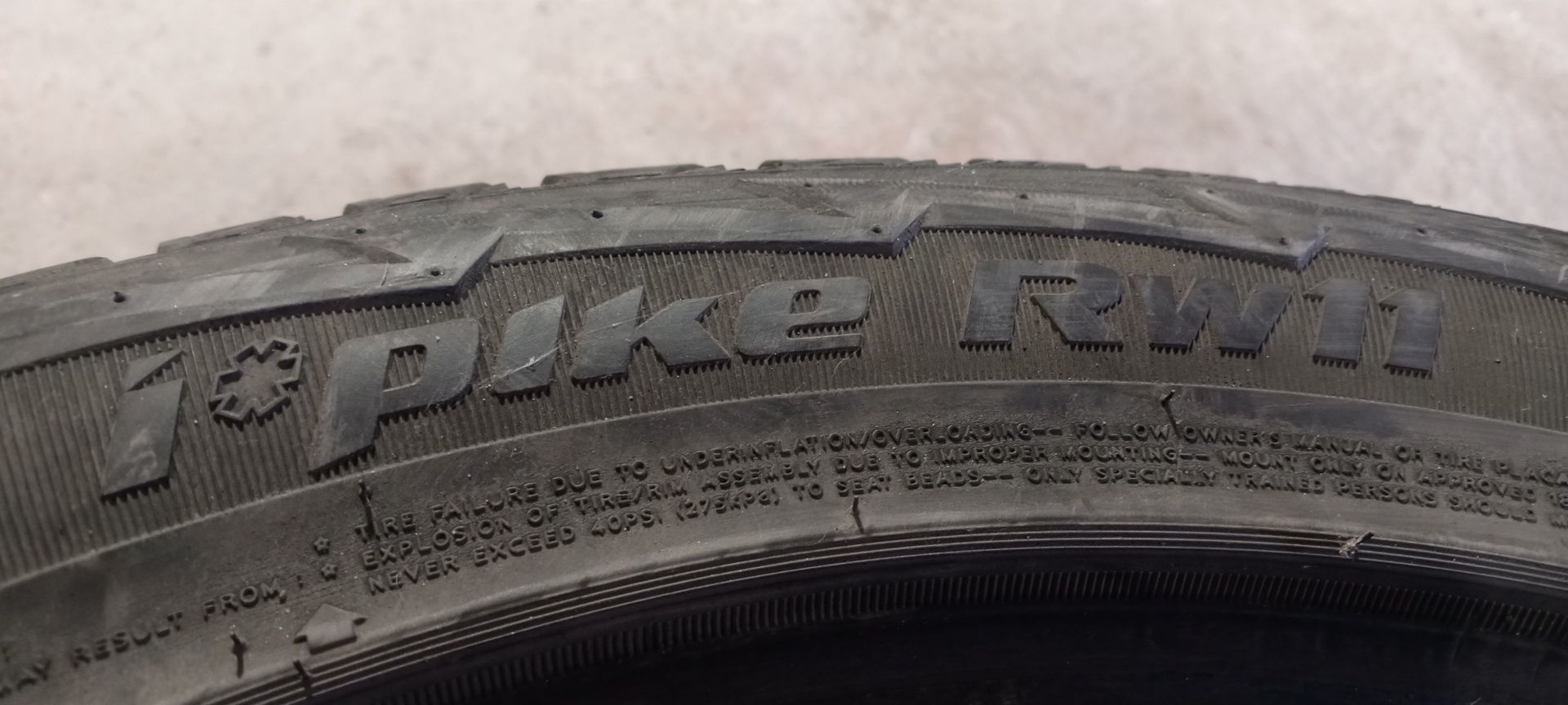 Дуже в хорошому стані зимова на шипах не вбиваема  гума   HANKOOK