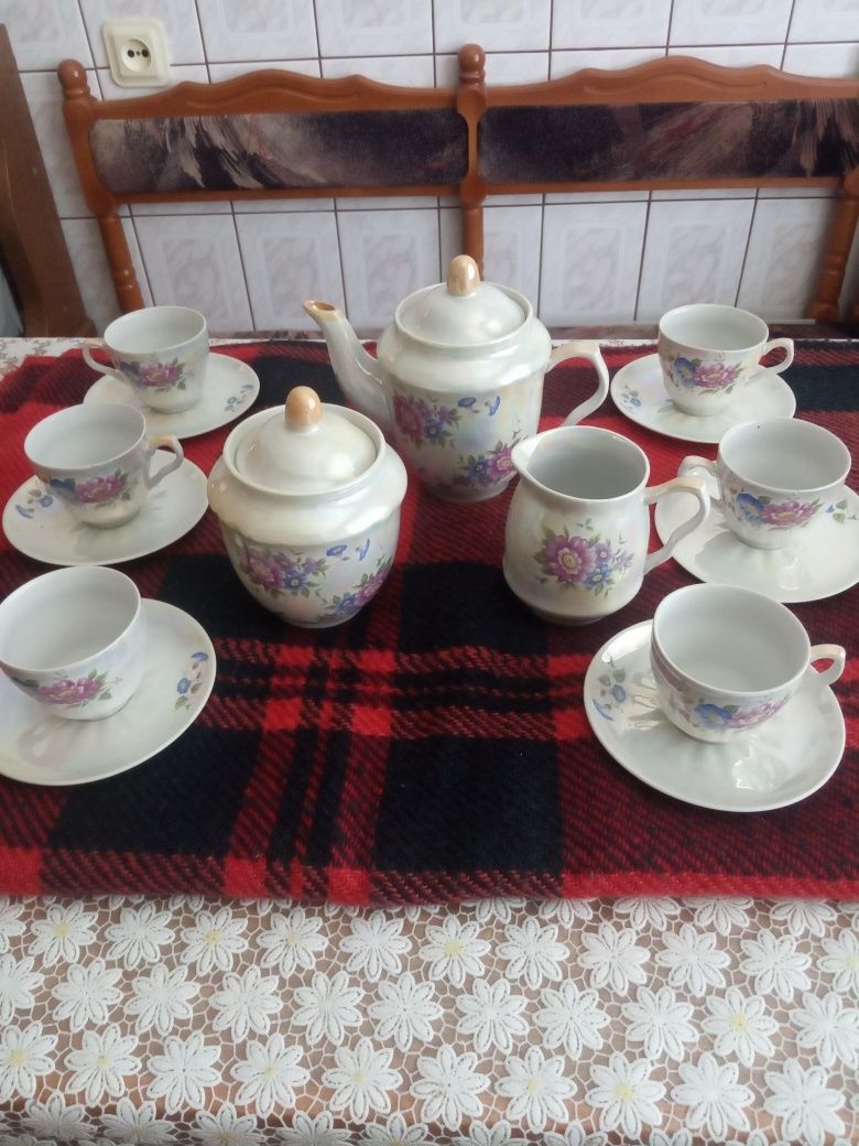 Горнятка і чайничок з позолотою радянського виробництва