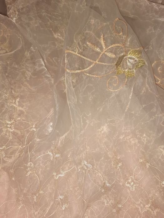 Вишита квітами гардіна з органзи