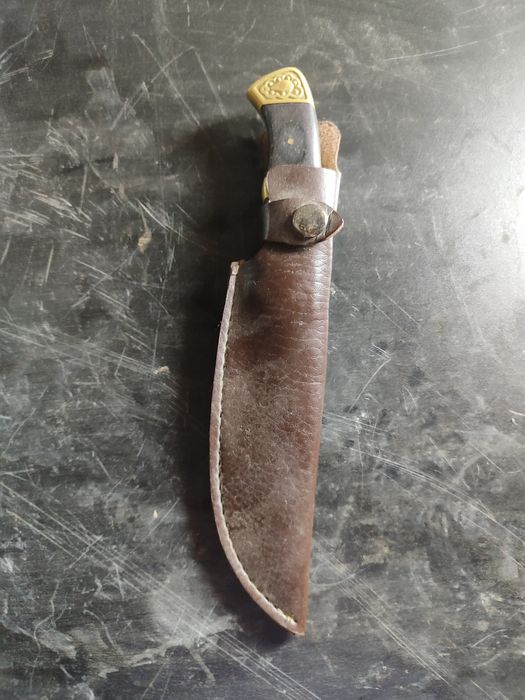 Punhal com cabo em madeira e metal em dourado