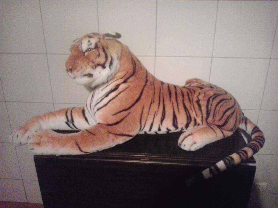 peluche gigante de um tigre