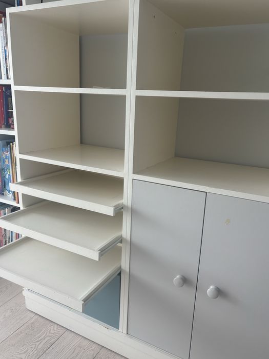 Móvel de módulos de quarto de criança com estantes e gavetas