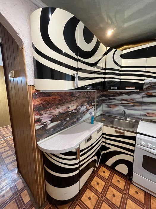 Кухонна стінка лакова