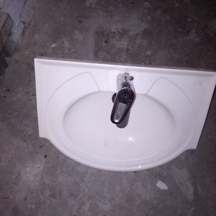 Umywalka z baterią i wężykami