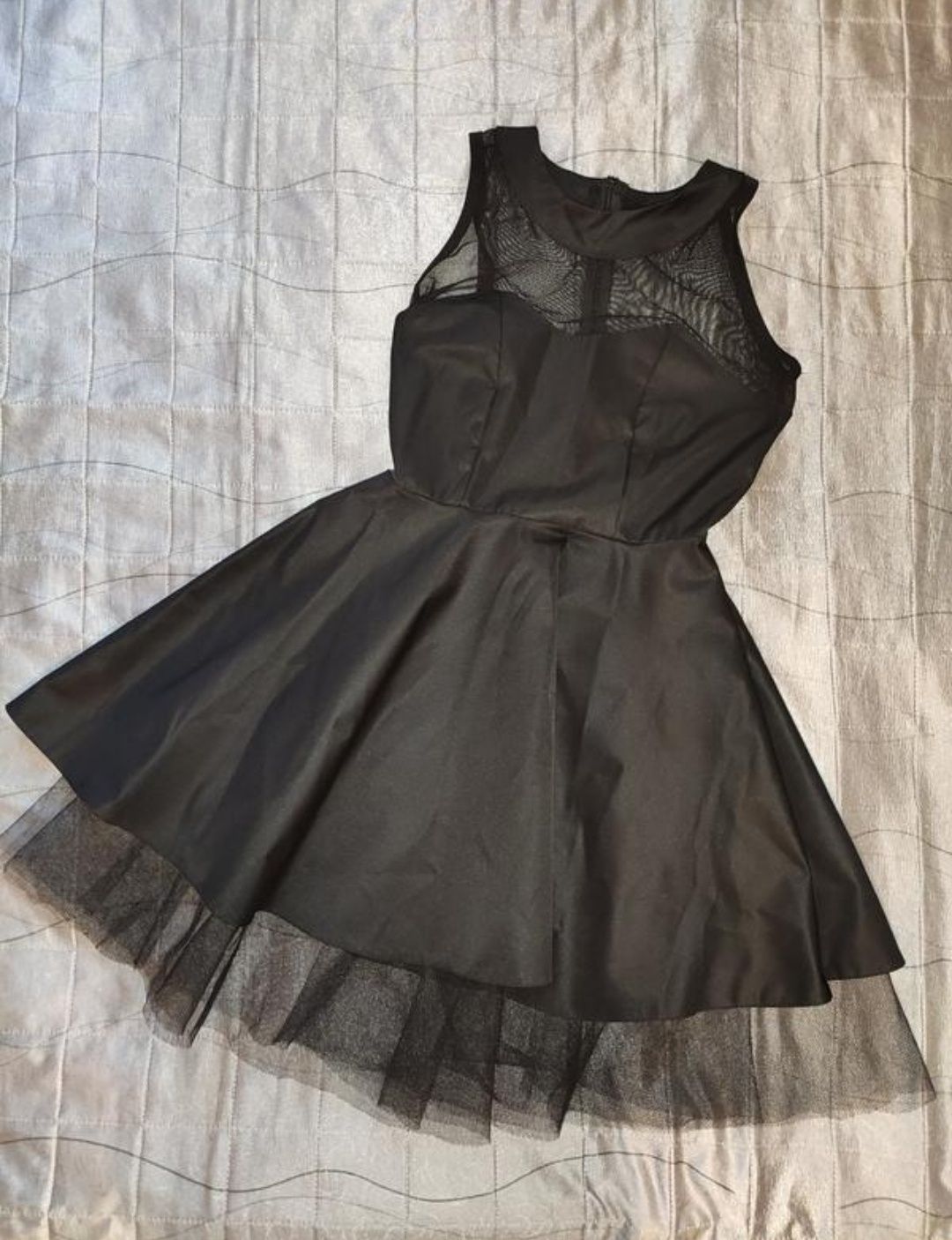 Чорне плаття з пишною юбкою