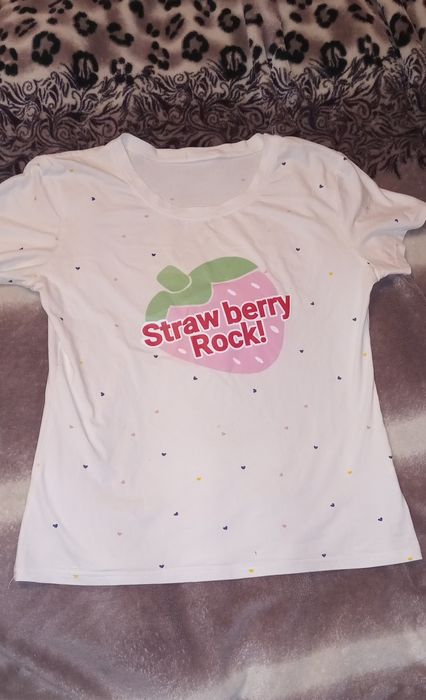Бiла футболка з сердечками i полуницею з надписом "Straw berry Rock!"