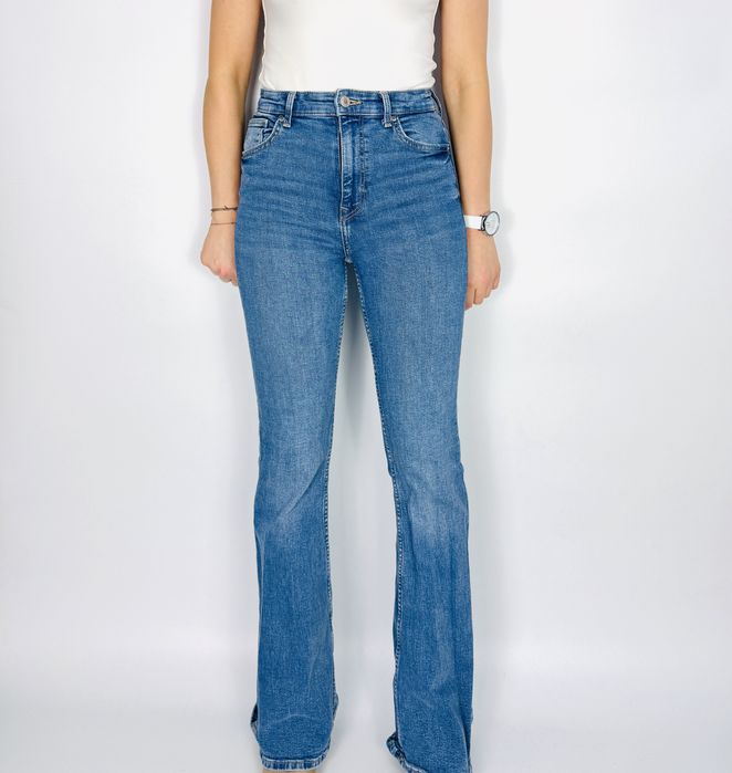 Niebieskie jeansy z rozszerzaną nogawką S 36 Bershka