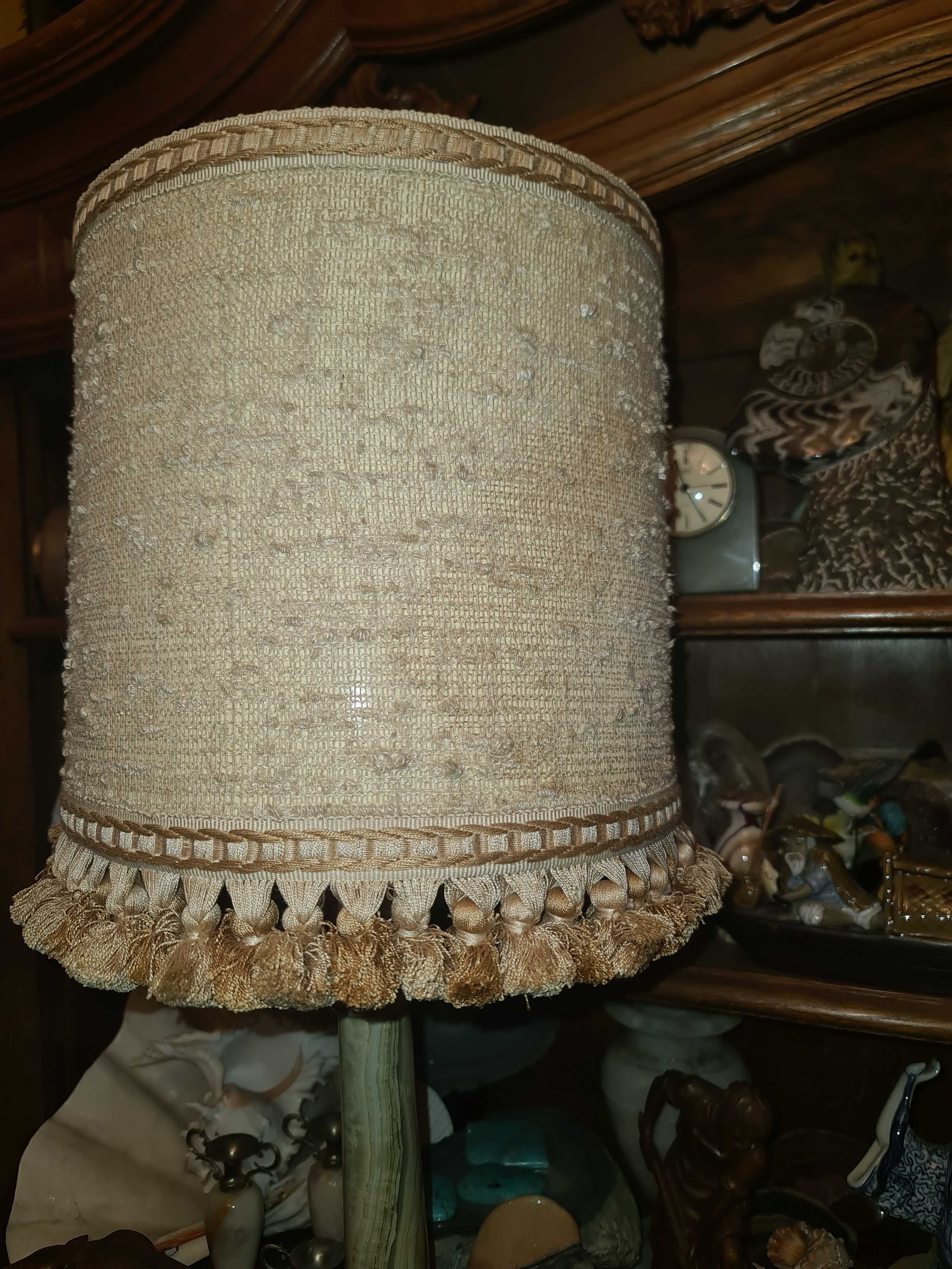 Lampa z ozdobnym abażurem