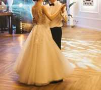 Romantyczna suknia ślubna z zakrytymi plecami z opcją dopięcia rękawów