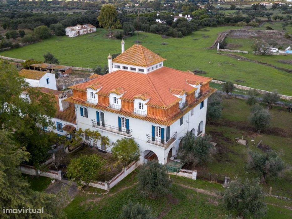 Quinta com 5,6 ha localizada à entrada da cidade de Évora