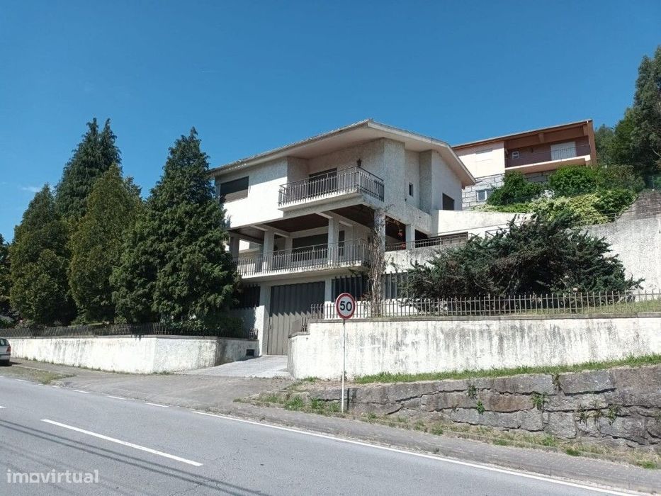 Moradia com R/Chão Excelente para Hotelaria