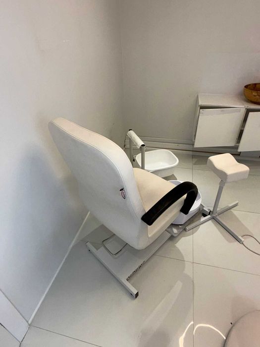 Fotel kosmetyczny do pedicure z brodzikiem do moczenia stóp spa biały