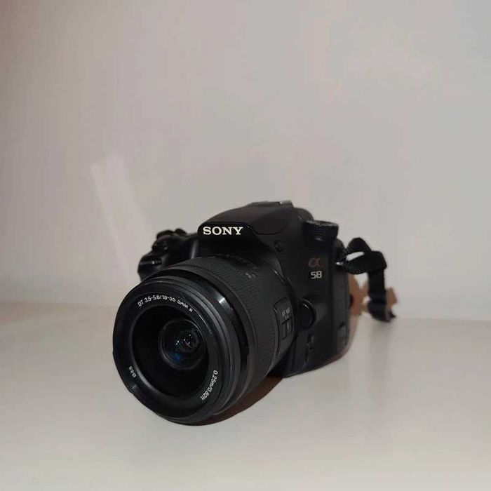 (Reservado) Sony Alpha SLT-A58 DSLR + 18-55mm Lens Kit + Bag + Extras