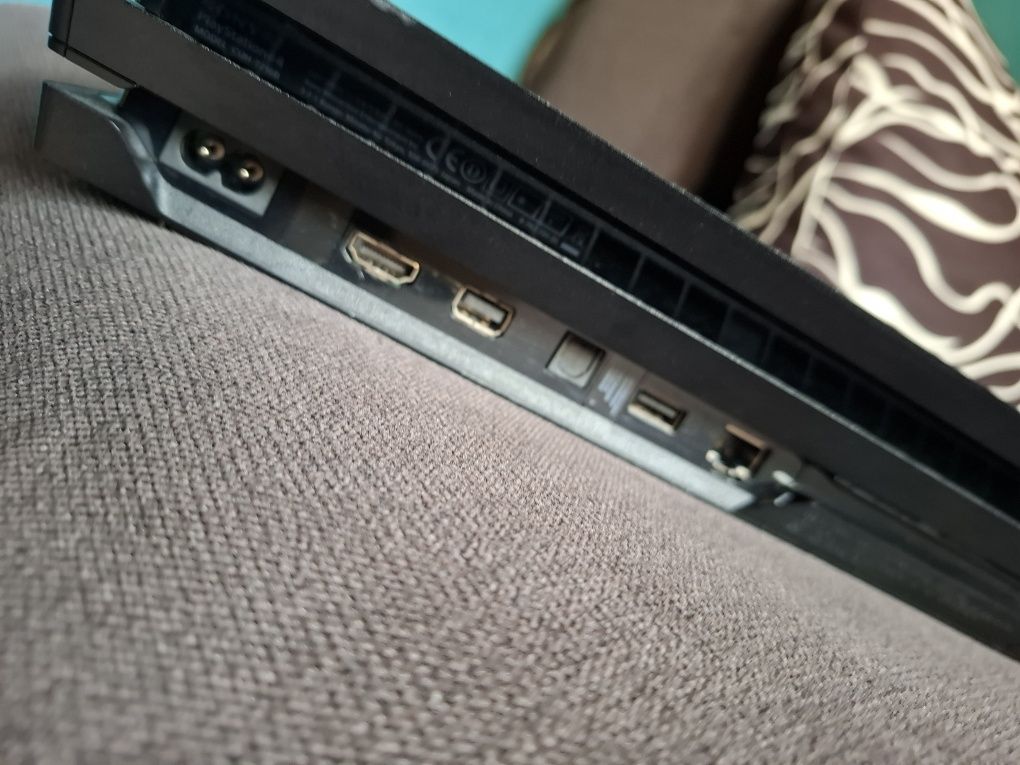 Sprzedam PS4 PRO 1TB
