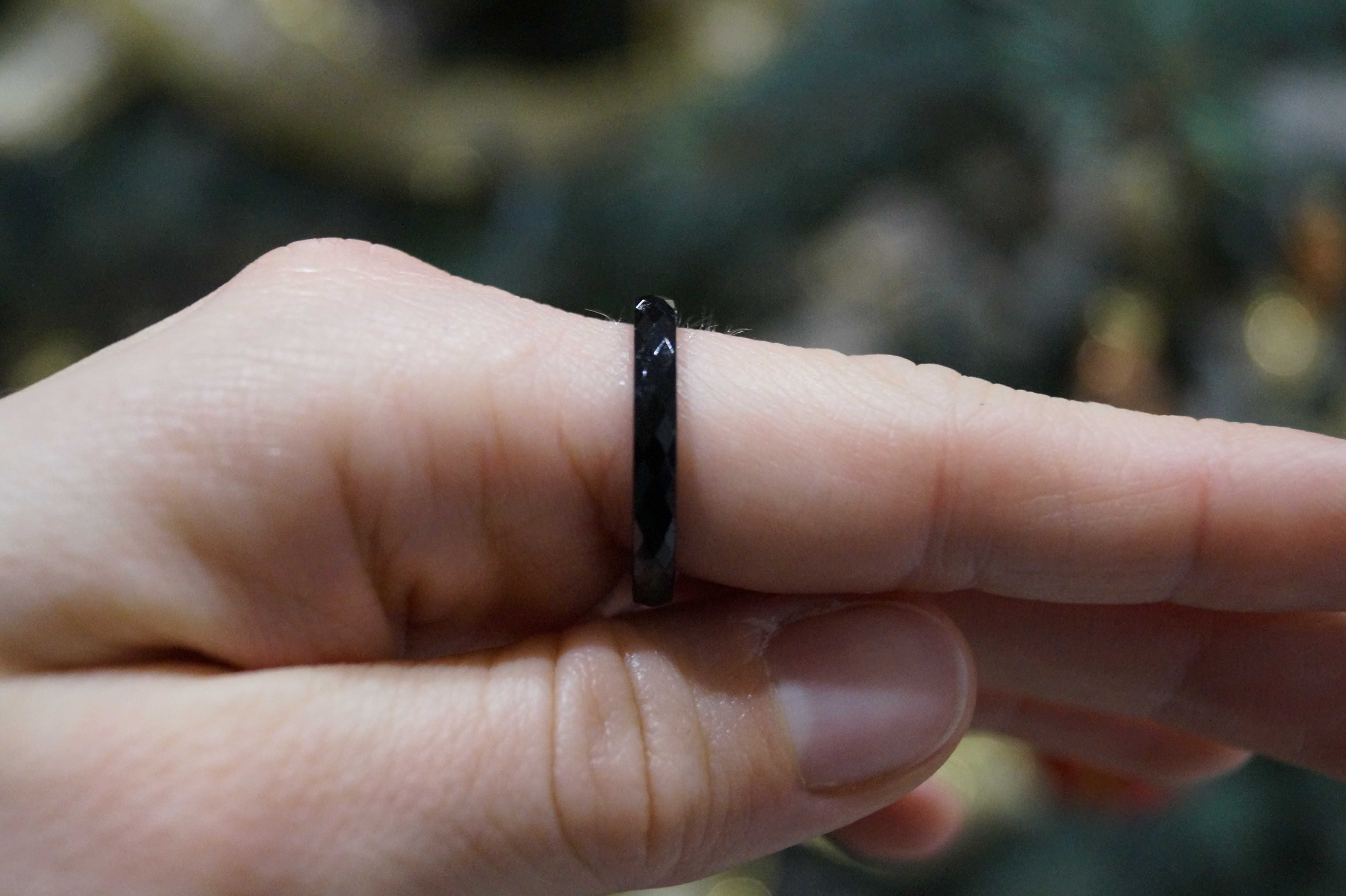 Czarny ceramiczny pierścionek frezowany 16