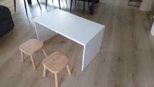 Stolik + drewniane taborety ikea