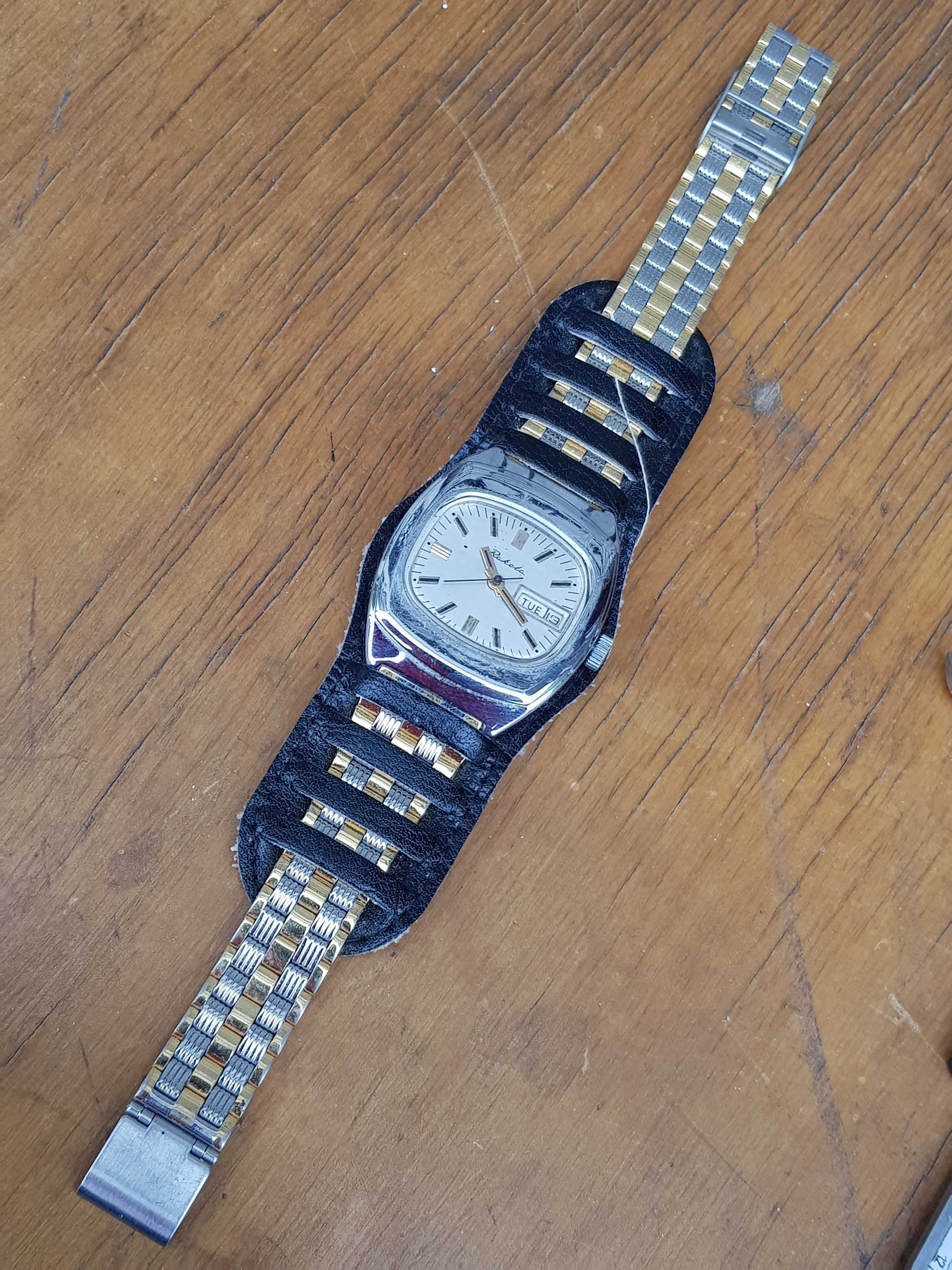 Stary nakręcany zegarek Raketa telewizorek z kalendarzem 2