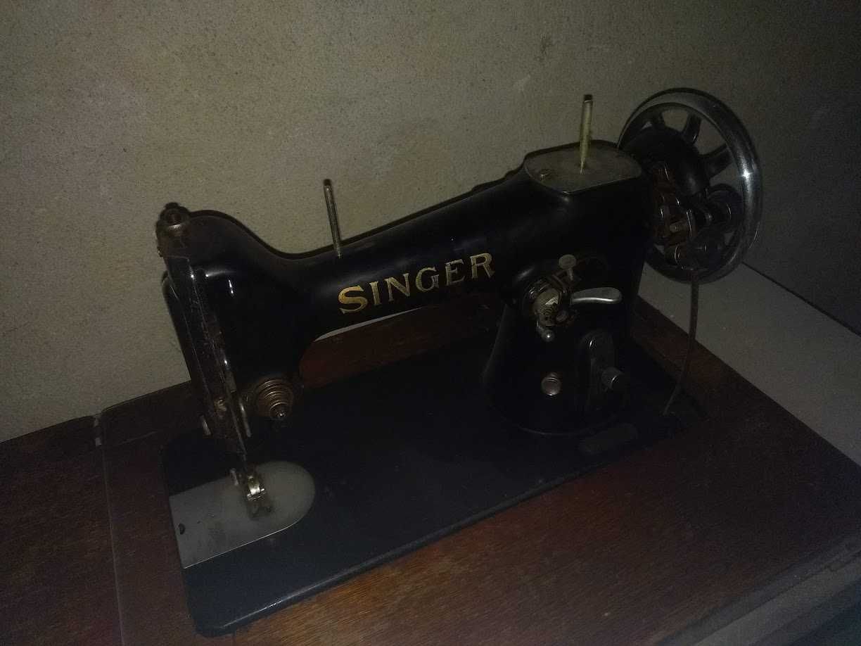 Zabytkowa niemiecka maszyna do szycia Singer ze stołem