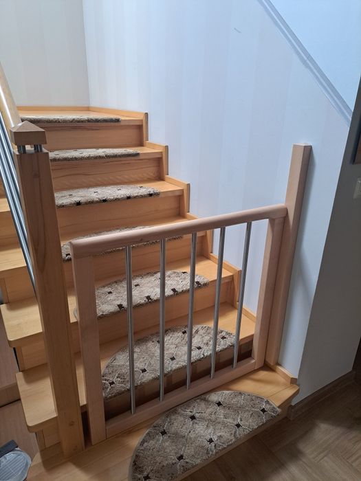 Drewniana barierka ochronna / furtka zamykająca na schody