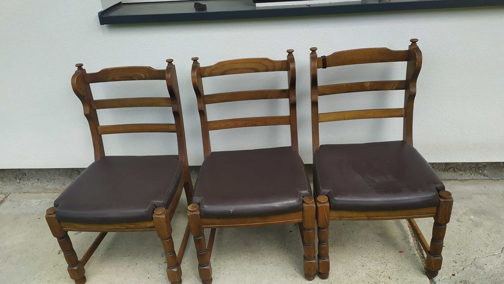Brązowe drewniane krzesla