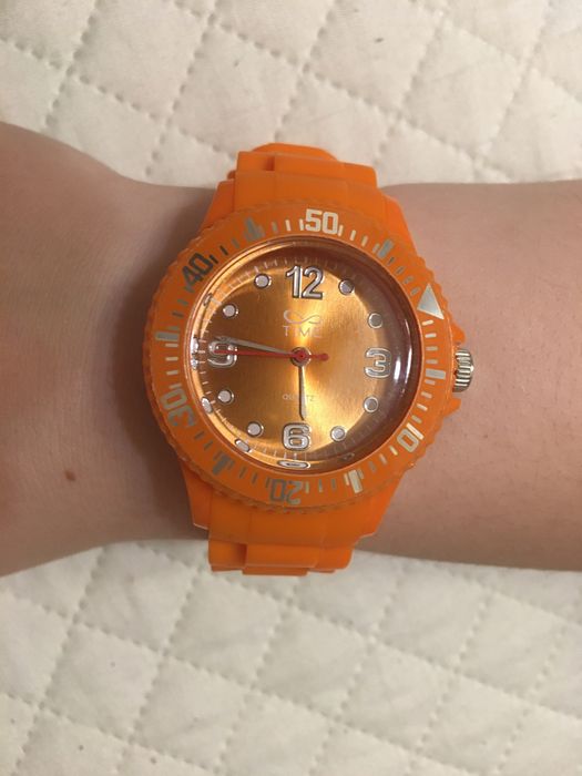 Zegarek damski z pomarańczowym gumowym paskiem