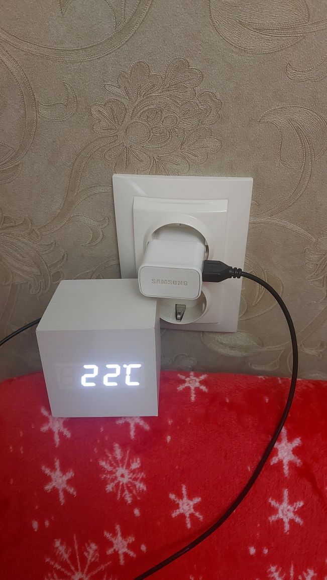 Часы кубик электронные под дерево белые USB