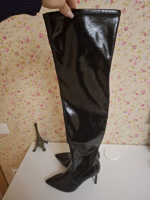 Вишукані лаковані ботфорди