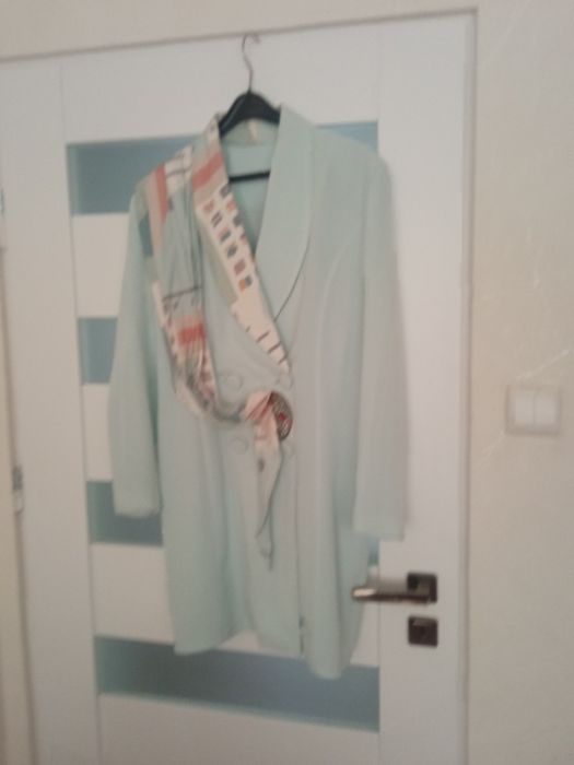 Elegancki, letni, cienki, jasny damski kostium na lato